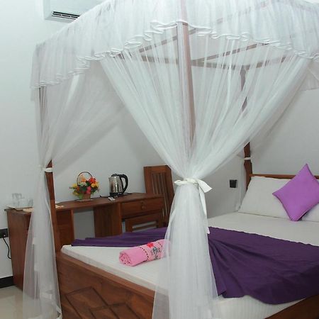 Maduranga N Guest Bed & Breakfast มิริสซา ภายนอก รูปภาพ