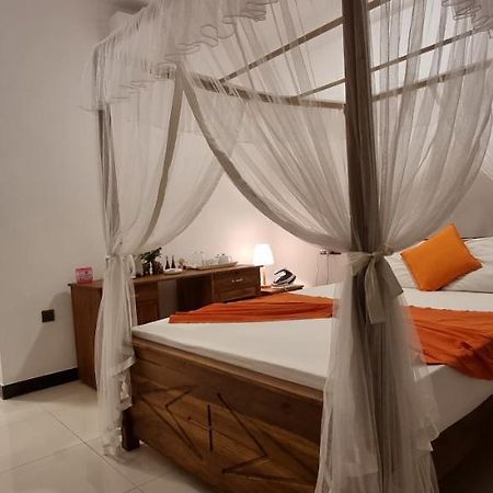 Maduranga N Guest Bed & Breakfast มิริสซา ภายนอก รูปภาพ